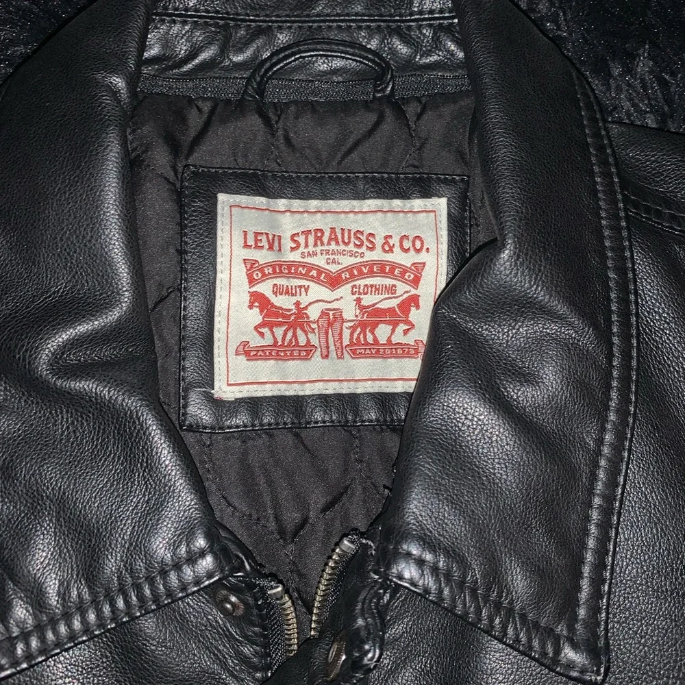 Levi's Black Leather Trucker Jacket - Classic Men's Coat - Picture 2 of 2